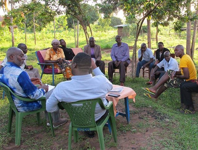ExpandNet members and the Health of People and the Environment in the Lake Victoria Basin <a href="https://www.pathfinder.org/projects/hope-lvb/">(HoPE-LVB)</a> project team talk with representatives of community-based organization to understand their perspectives on and prospects for the scale up of project interventions.